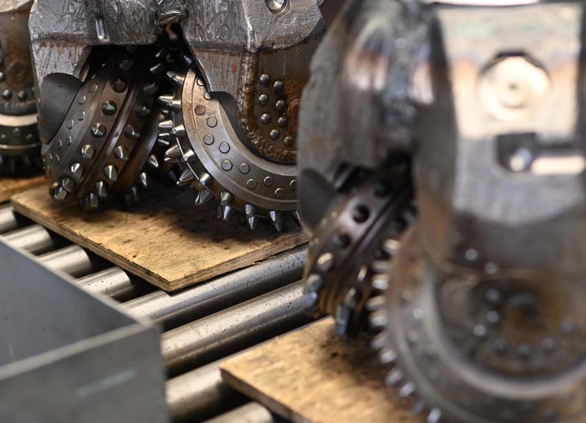 Conos de trépano tricónico con insertos de carburo de tungsteno en la planta Volgaburmash